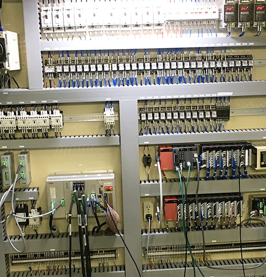 様々な機器のコード類を繋げた、工場内に設置された配電盤